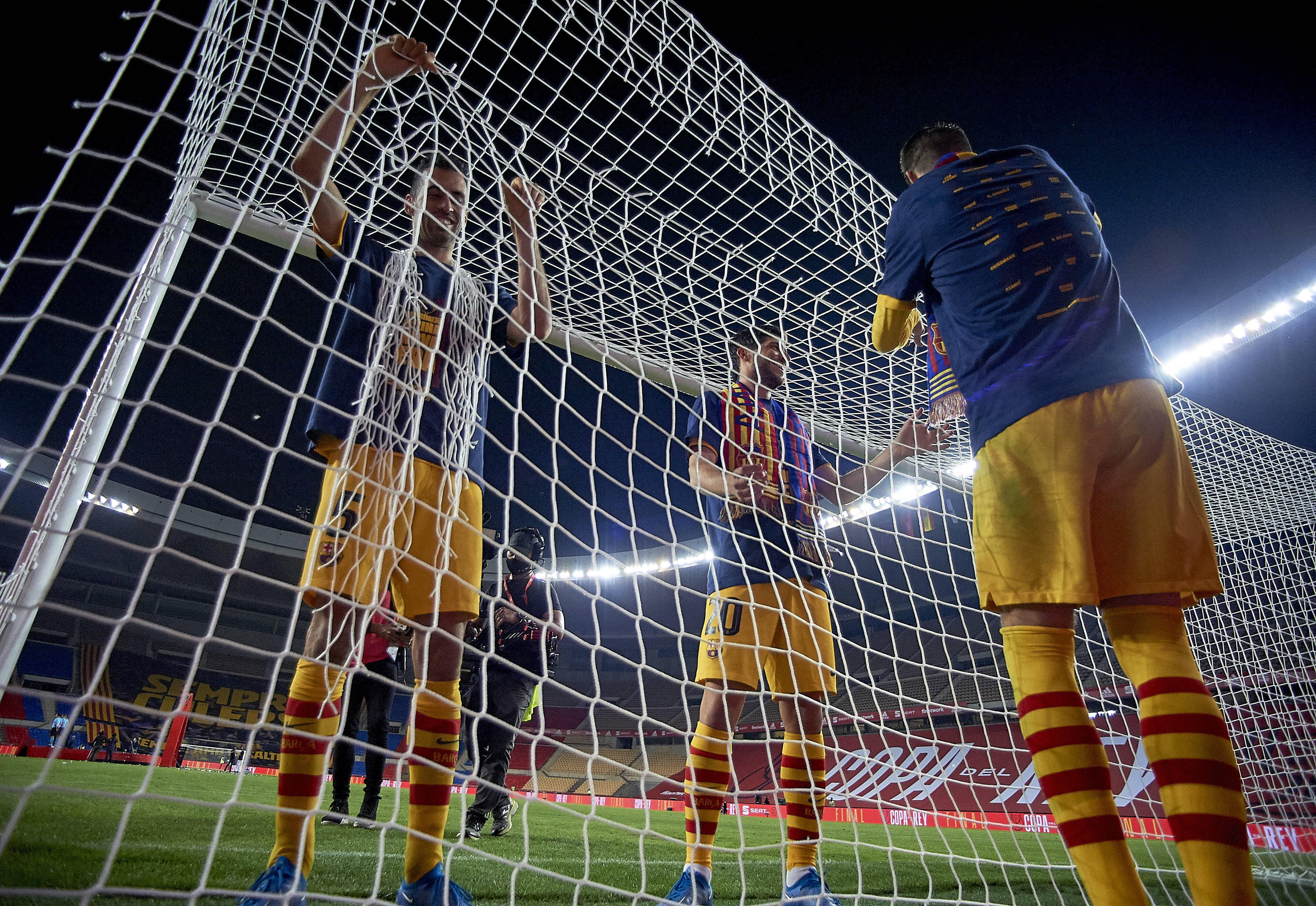 包含赛后巴塞罗那备战足总杯北京国安围绕国王杯再遭质疑，现场解说直呼：孟菲斯灰熊围绕欧冠门线救险的词条